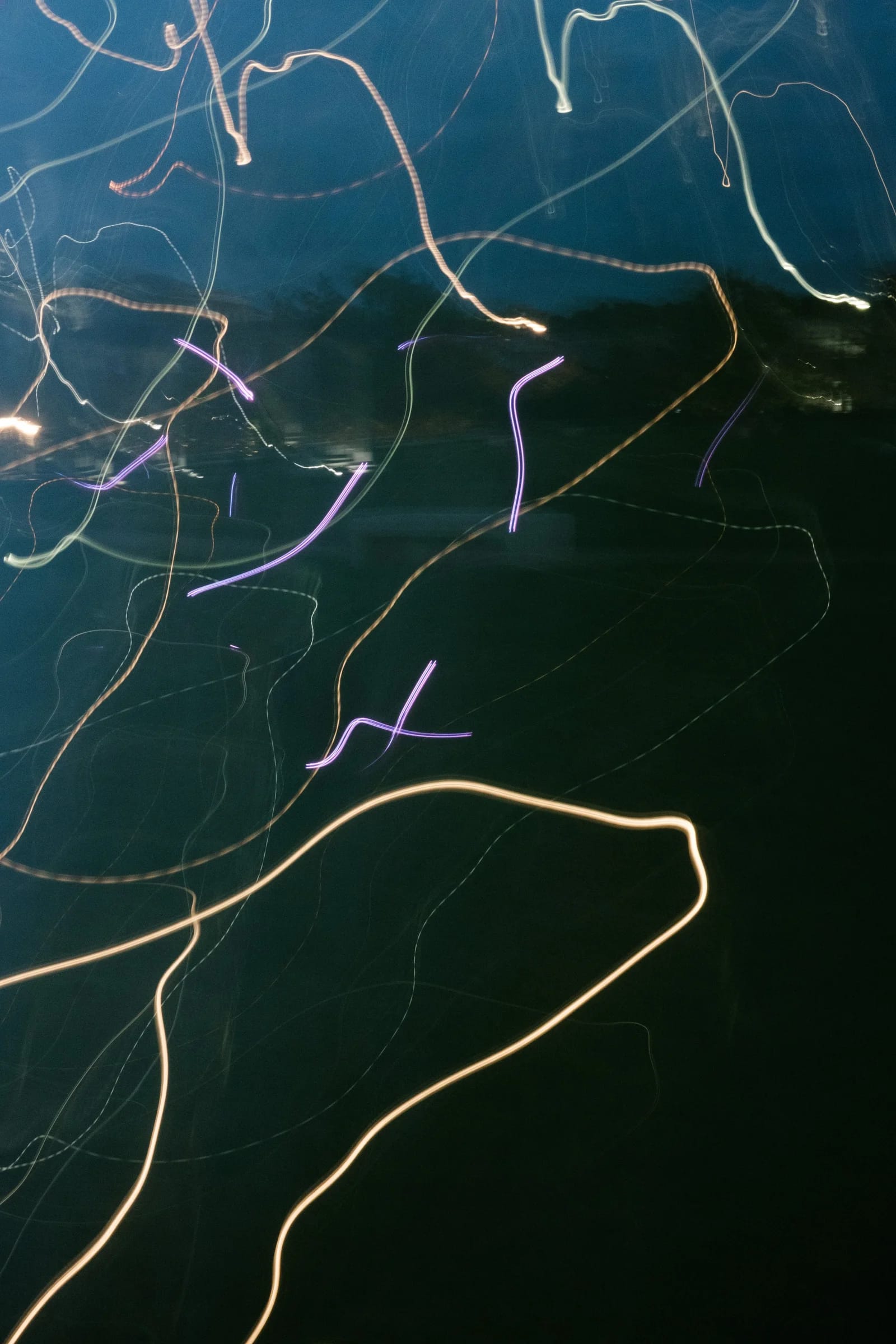 Dynamic light reflections on dark water