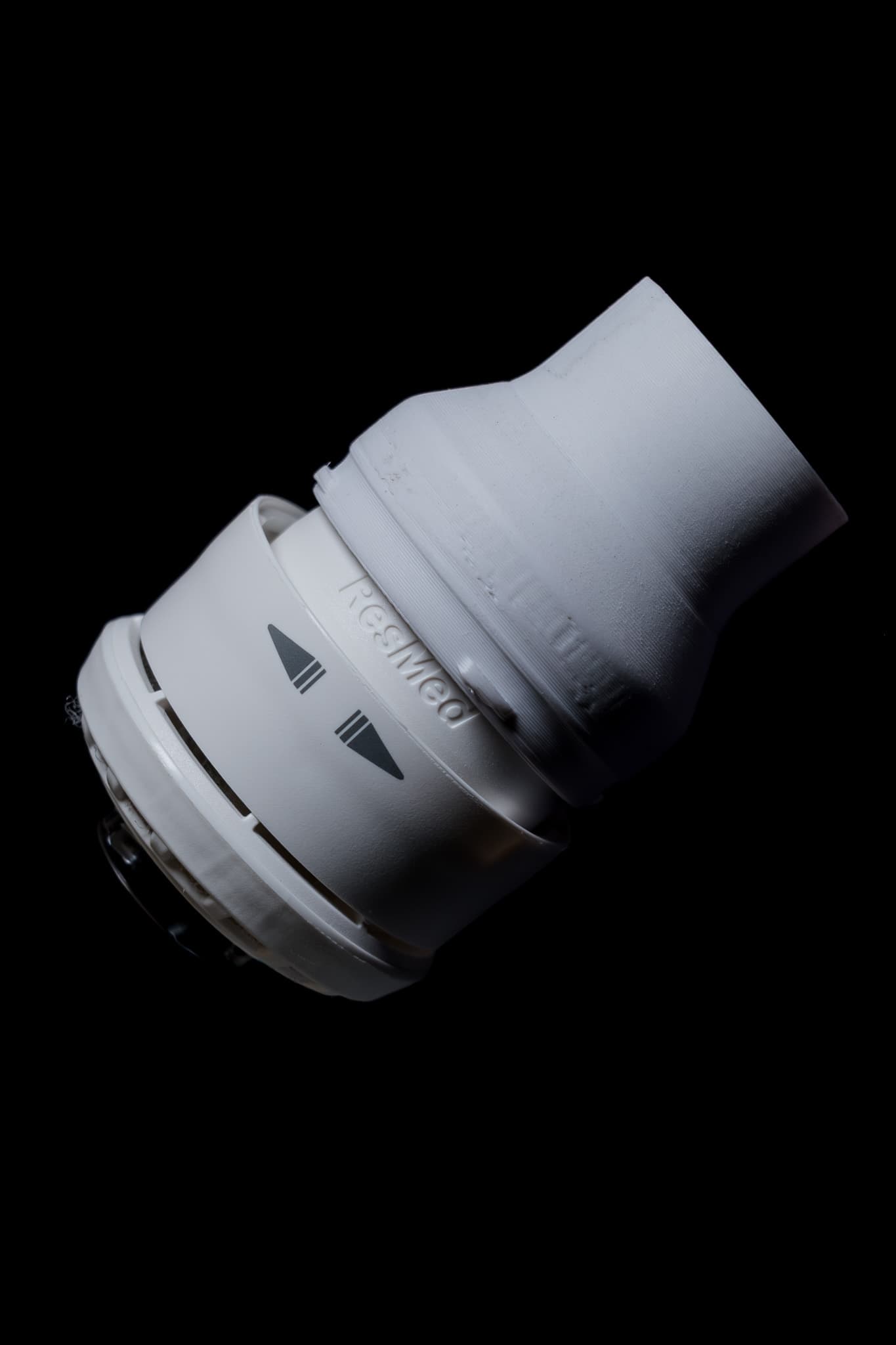 The adapter connected between the mask elbow and standard CPAP hose